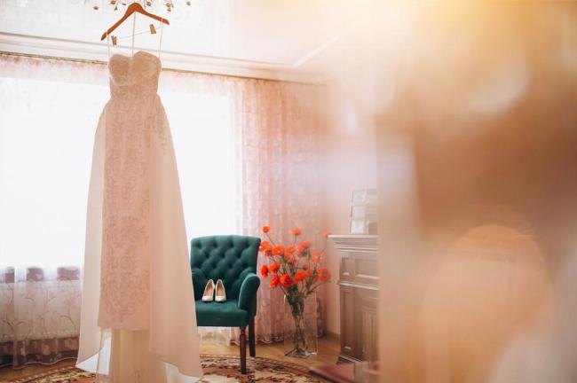 Cặp đôi hạnh phúc thảo luận và chọn nhạc cho đám cưới.